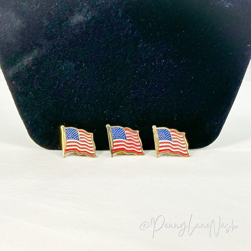 Vintage 3 American Flags Pin Lapel In Gold Tone - Picture 2 of 3